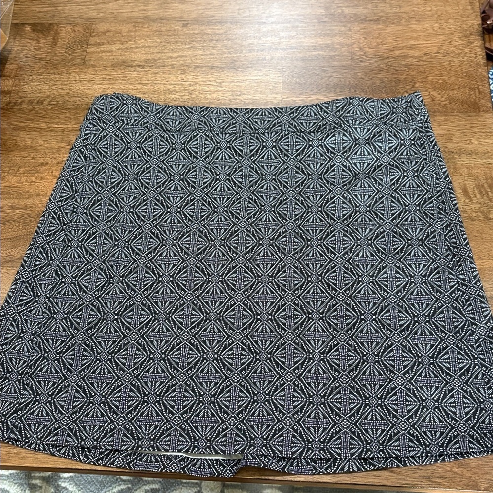 RipSkirt Hawaii. NWT. Black and white. Batik print.
Adjustabl waist